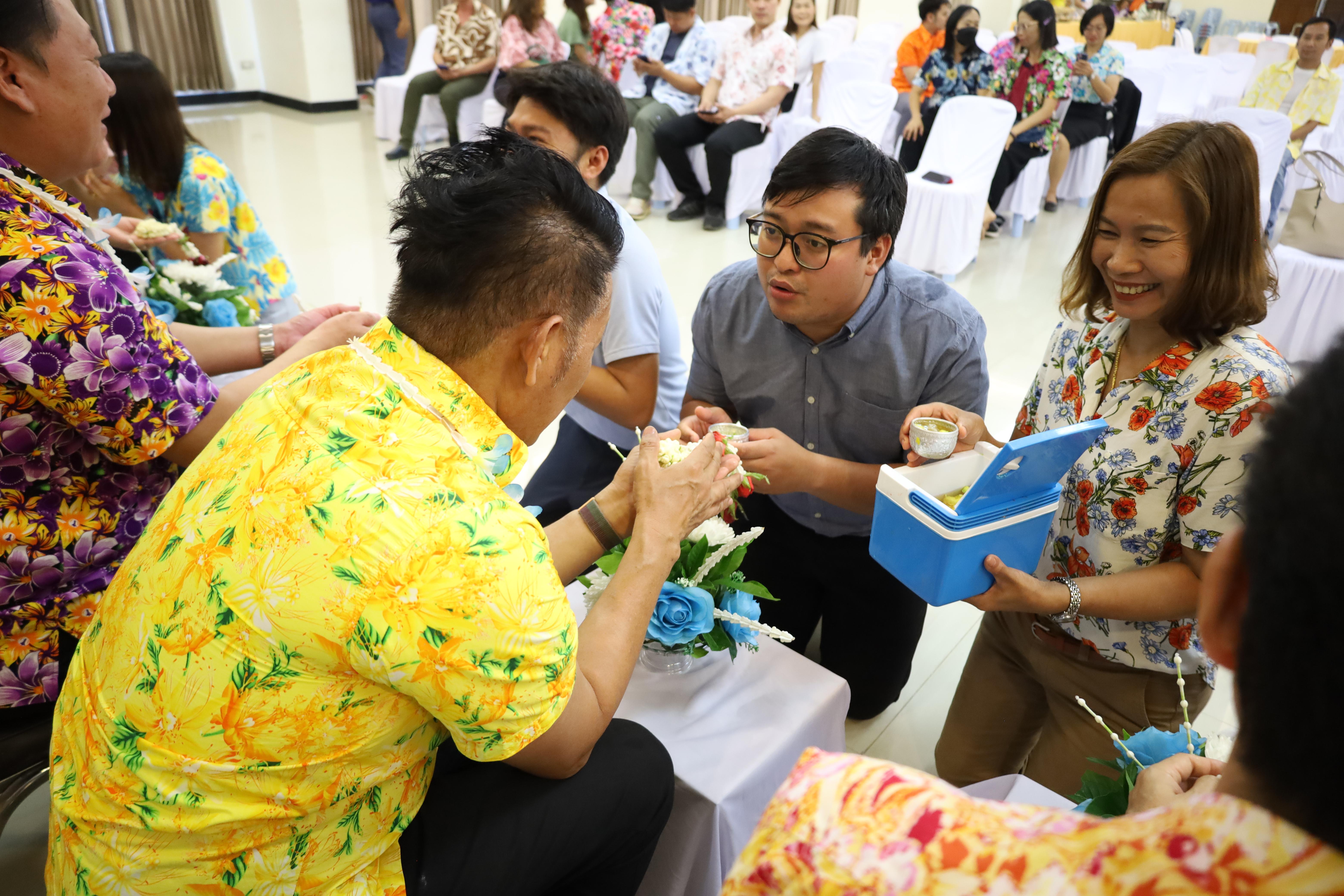 149. วันที่ 26 เมษายน 2568 สาขาการบริหารการศึกษา ได้จัดกิจกรรมรดน้ำดำหัวคณาจารย์ระดับบัณฑิตศึกษา ประจำสาขาการบริหารการศึกษา ณ ห้องประชุมครุร่มสัก 1 ชั้น 3 อาคารคณะครุศาสตร์